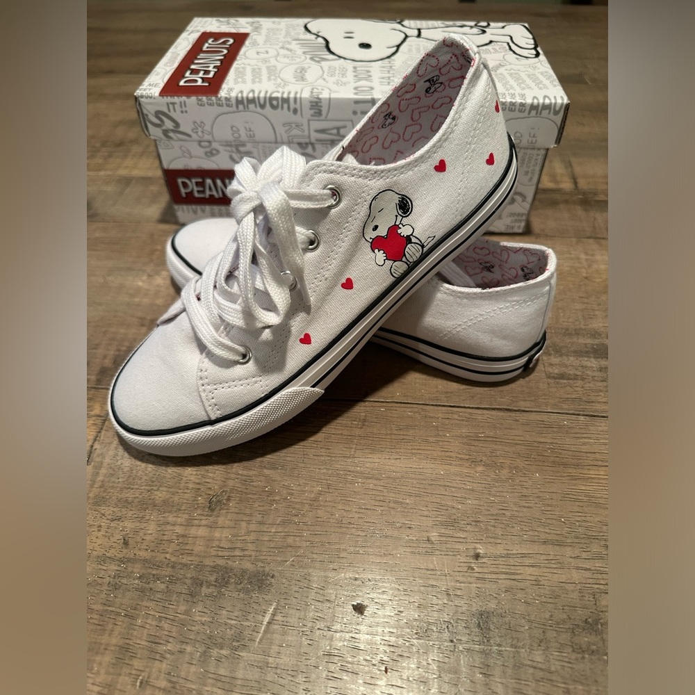 NWT in box Peanuts Snoopy Hearts Canvas youth canvas sneakers